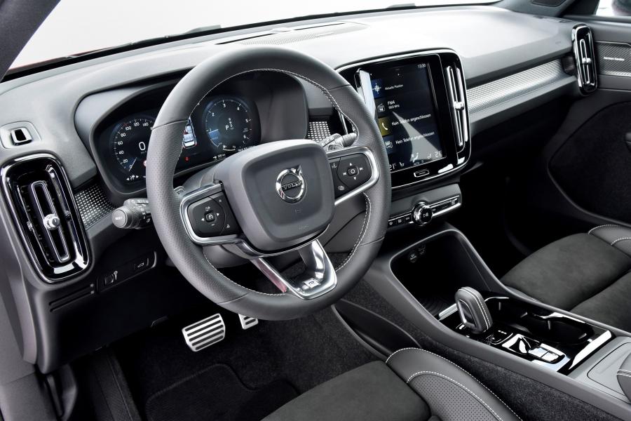 Торпедо Volvo XC40 D4 R-Design 2017 года  (WW) (фото 25 из 44)